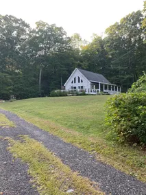 Small town charm in Eastford - Image 2