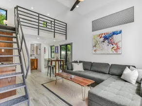 A Delightful Home in the Heart of Brentwood - Image 2