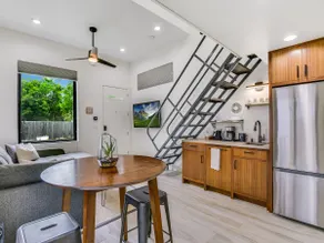 A Delightful Home in the Heart of Brentwood - Image 3