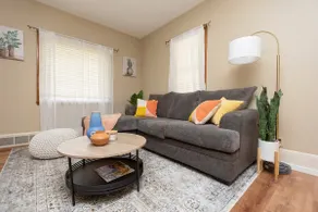 Cozy Home with 2 Queen & 2 twin beds in Downtown - Image 3