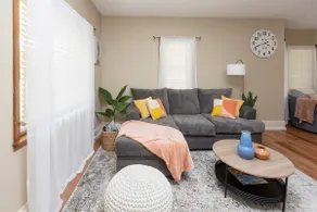 Cozy Home with 2 Queen & 2 twin beds in Downtown - Image 5