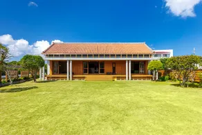 Proudly featuring beautiful natural grass! - Image 3
