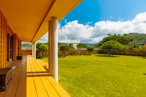 Proudly featuring beautiful natural grass! - Image 4