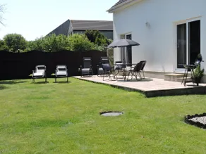 Cheerful 2 bedroom dormer bungalow. Spacious Lawn - Image 2