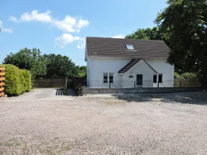 Cheerful 2 bedroom dormer bungalow. Spacious Lawn - Image 3