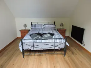 Cheerful 2 bedroom dormer bungalow. Spacious Lawn - Image 5