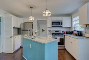 Cooper Young Bungalow with huge fenced backyard - Image 3