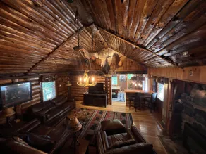 Beautiful Mountainside Log Home - Image 4