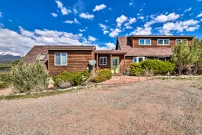 Peaceful mountain getaway with incredible views - Image 3