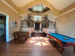 Lovely 4 bedroom gated Villa with free parking - Image 3