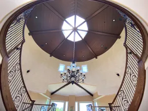 Lovely 4 bedroom gated Villa with free parking - Image 5