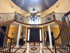 Lovely 4 bedroom gated Villa with free parking - Image 2