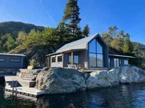 Stunning Holiday Rental by the Waterfront - Image 3
