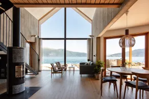 Stunning Holiday Rental by the Waterfront - Image 2