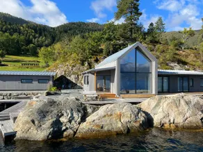Stunning Holiday Rental by the Waterfront - Image 4