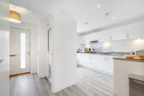 Modern 5 Bedroom 3 Bathroom Serviced House Aylesbury with parking By 360Stays - Image 5