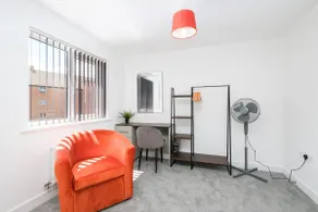 Modern 5 Bedroom 3 Bathroom Serviced House Aylesbury with parking By 360Stays - Image 3