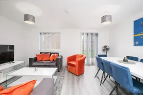 Modern 5 Bedroom 3 Bathroom Serviced House Aylesbury with parking By 360Stays - Image 2