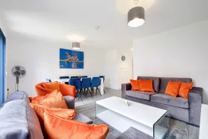 Modern 5 Bedroom 3 Bathroom Serviced House Aylesbury with parking By 360Stays - Image 4