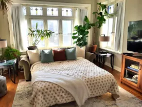 Spacious Oasis Berwyn with Free Parking - Image 4
