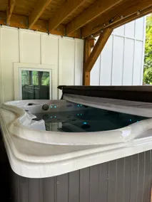 Modern space in country setting w/ pool & hot tub - Image 3