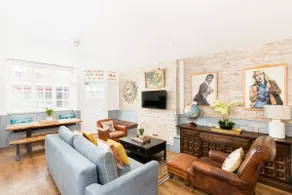 Stylish opposite Glos Rugby 2 bathrooms +parking - Image 2
