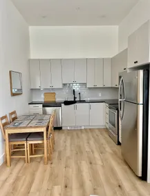 Lovely 2 bdrm rental with free parking on premises - Image 2