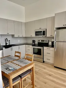 Lovely 2 bdrm rental with free parking on premises - Image 4