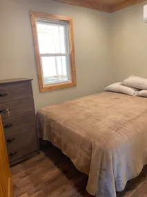 Cozy 2-bedroom Cabin with free parking - Image 5