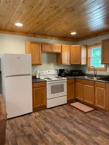 Cozy 2-bedroom Cabin with free parking - Image 3