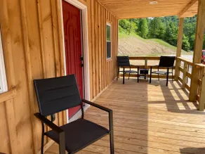 Cozy 2-bedroom Cabin with free parking - Image 2