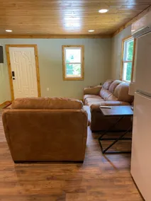 Cozy 2-bedroom Cabin with free parking - Image 4