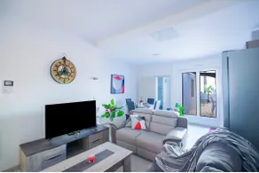 Superb air-conditioned apartment, terrace and garage. - Image 3