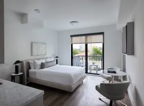 Hotel Club Room in West Palm - Image 3