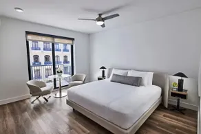 Hotel Club Room in West Palm - Image 4