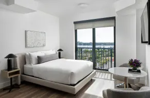 Hotel Club Room in West Palm - Image 2