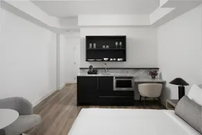 Hotel Penthouse Room in West Palm - Image 3