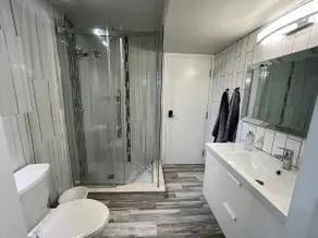 Modern studio with kitchenette and bath - Image 4