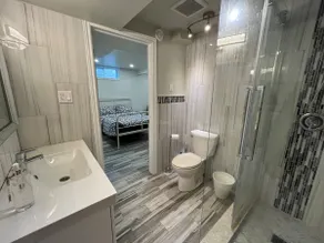 Modern studio with kitchenette and bath - Image 5
