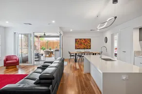 Large Home Point Lonsdale late checkout until Nov - Image 5