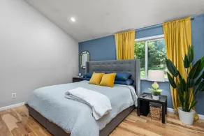 Cheerful 4-bedroom home with fireplace - Image 3
