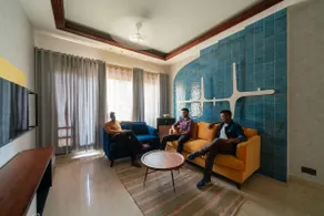 Designer 3 bed flat in city centre around parks - Image 3