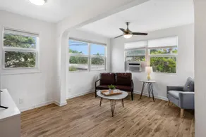 Beautiful Beach Bungalow Steps to Downtown & Beach - Image 3