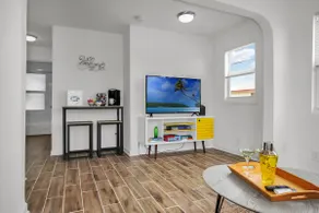 Beautiful Beach Bungalow Steps to Downtown & Beach - Image 2