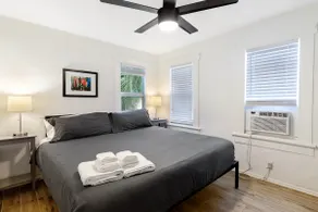 Beautiful Beach Bungalow Steps to Downtown & Beach - Image 5