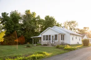 Fountain Bungalow - Quiet Retreat in Town! - Image 5