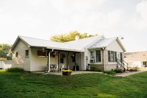 Fountain Bungalow - Quiet Retreat in Town! - Image 3