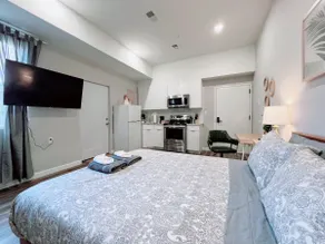 20% OFF Weekly Modern and Cozy Studio on 1st Floor - Image 2