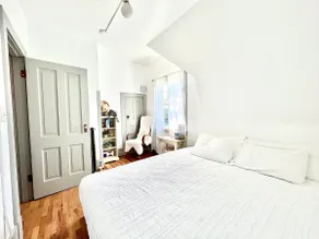 The Salish - king bed apartment in historic home - Image 3