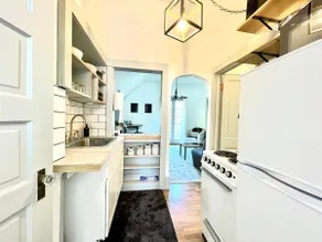 The Salish - king bed apartment in historic home - Image 4